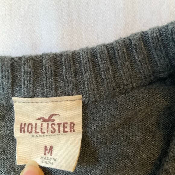 Hollister Men’s Long Sleeve V-neck Knit Sweater size M, Solid Gray - Picture 5 of 8